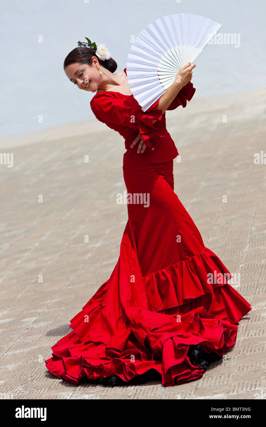 Donna tradizionale spagnolo ballerina di Flamenco Dancing in un abito rosso  con un ventilatore bianco Foto stock - Alamy