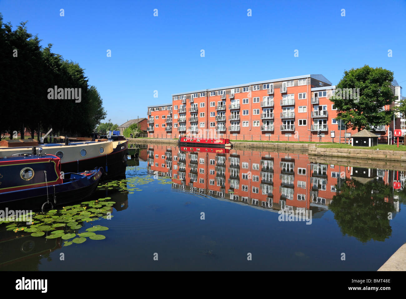 Imbarcazioni strette Selby Bacino del canale e il nuovo complesso residenziale Selby North Yorkshire England Regno Unito Foto Stock