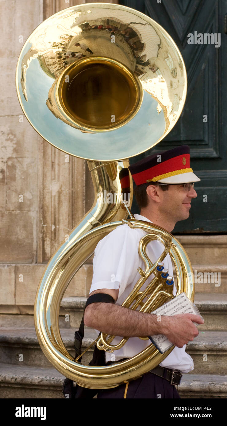 Uomo con Sousaphone, brass band a Dubrovnik, Dalmazia, Croazia Foto Stock
