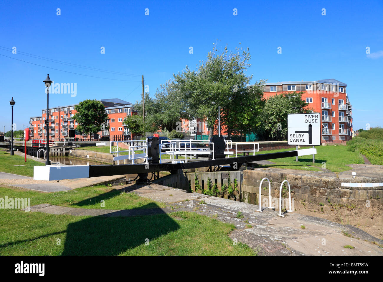 Selby Canal si blocca e il nuovo complesso residenziale, Selby, North Yorkshire, Inghilterra, Regno Unito. Foto Stock
