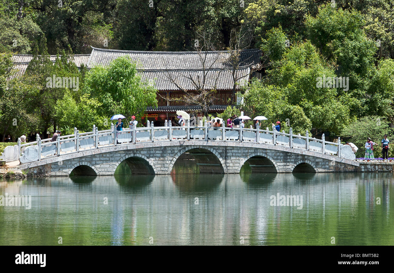 Ponte Drago Nero parco piscina Lijiang Cina Yunnan Foto Stock