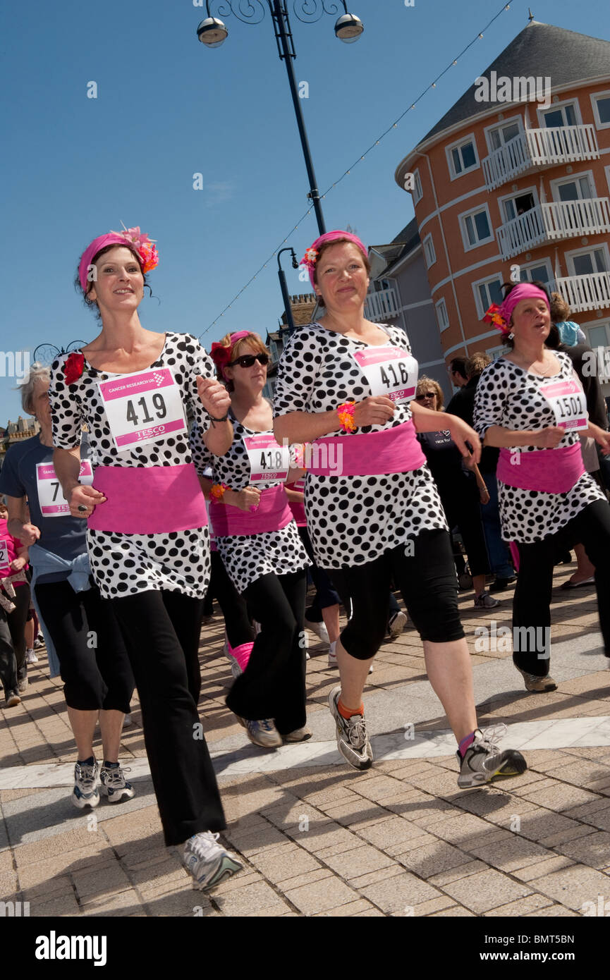 Le donne che prendono parte all'annuale per la ricerca contro il cancro carità fund raising CORSA PER LA VITA ABERYSTWYTH 16 maggio 2010 Foto Stock Le donne che prendono parte all'annuale per la ricerca contro il cancro carità fund raising CORSA PER LA VITA ABERYSTWYTH 16 maggio 2010 Foto Stock