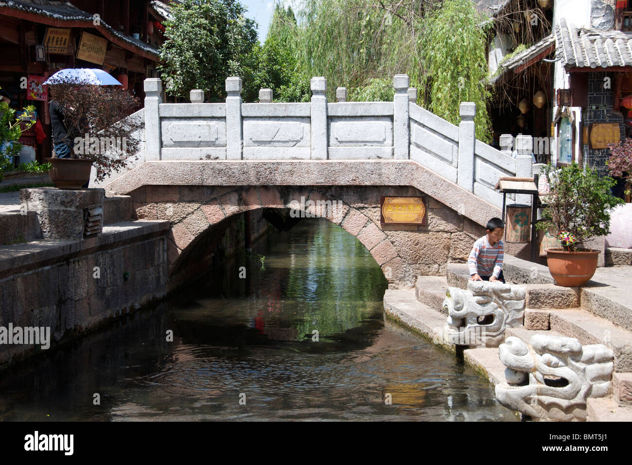 Canal e ponte Lijiang in città vecchia Cina Yunnan Foto Stock