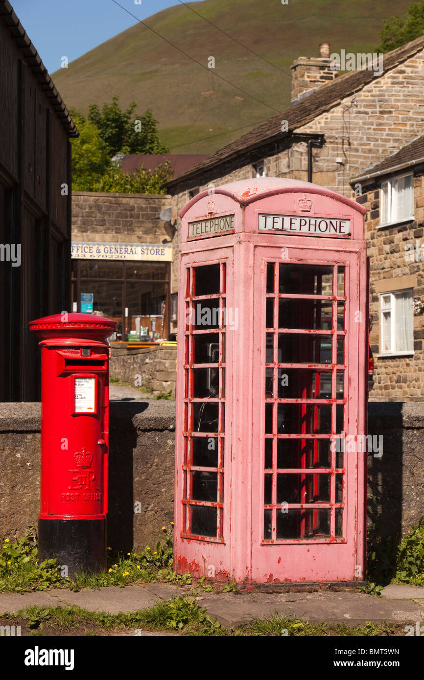 Regno Unito, Derbyshire, Edale village, K6 chiosco di telefono e pilastro casella al punto di partenza ufficiale della Pennine Way Foto Stock