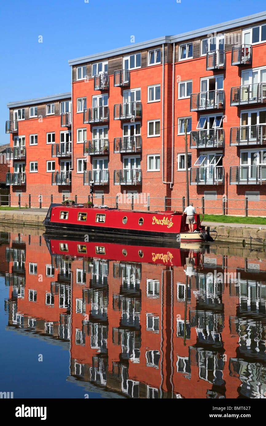 Barca stretta sulla Selby Canal e nuovo complesso residenziale, Selby, North Yorkshire, Inghilterra, Regno Unito. Foto Stock