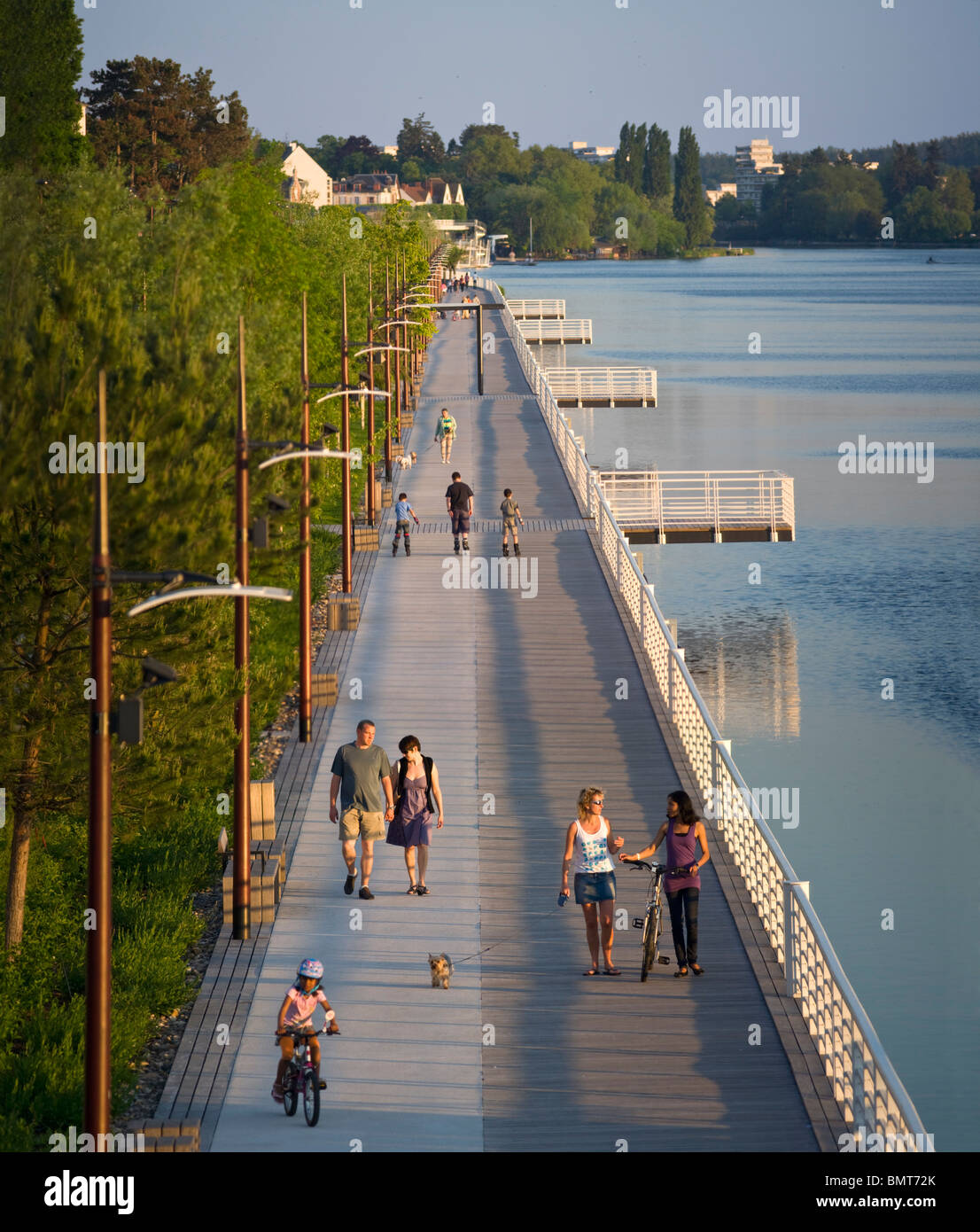 Il Boardwalk per pedoni e per chi ama fare jogging, noto come 'le plance di Vichy';può essere ammirato presso l'inizio della primavera (Vichy). Foto Stock