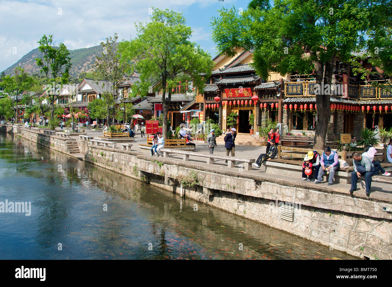 Negozi di Yu Fiume Lijiang in città vecchia Cina Yunnan Foto Stock