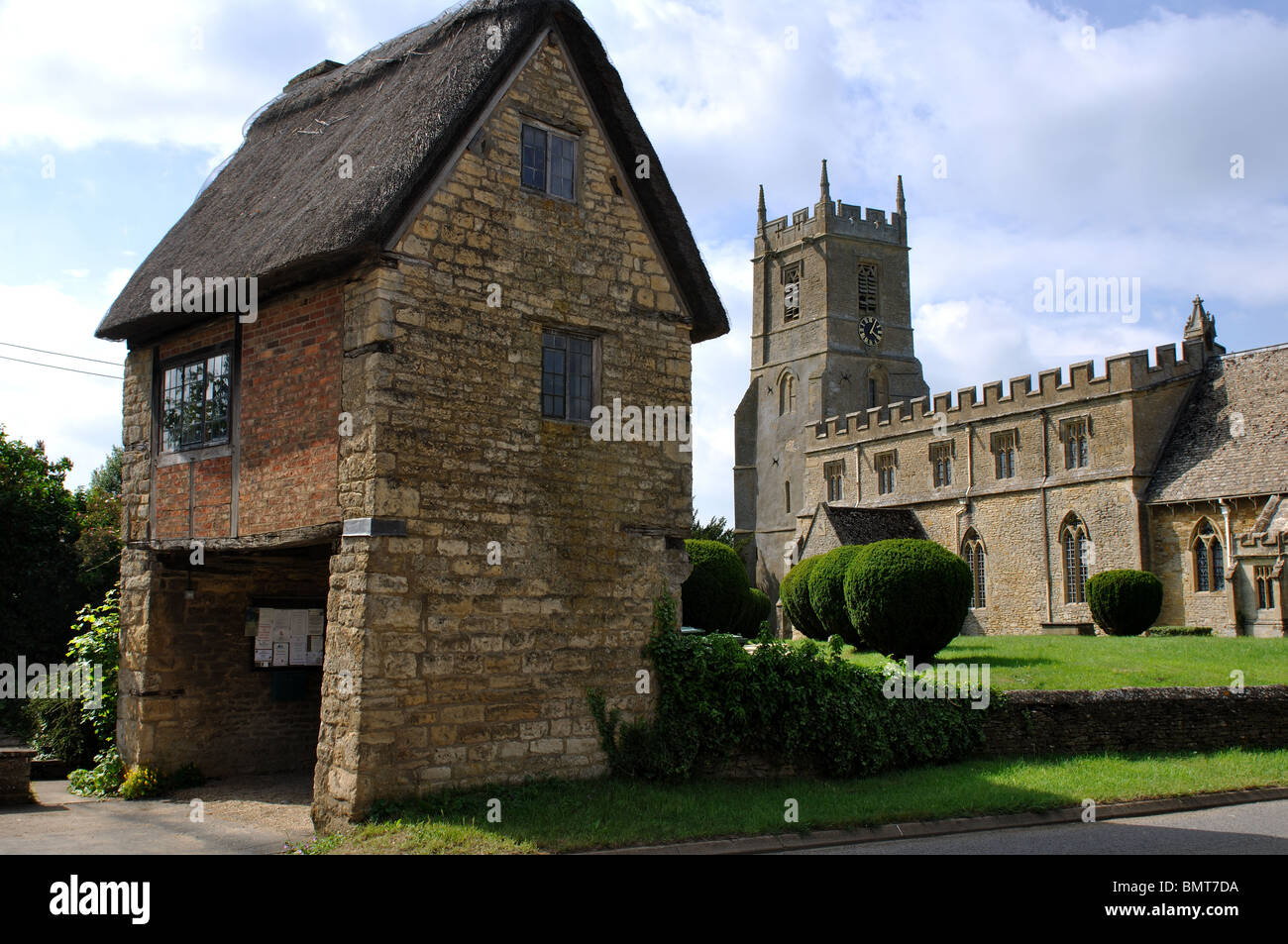 San Pietro e la chiesa di San Paolo, Long Compton, Warwickshire, Inghilterra, Regno Unito Foto Stock