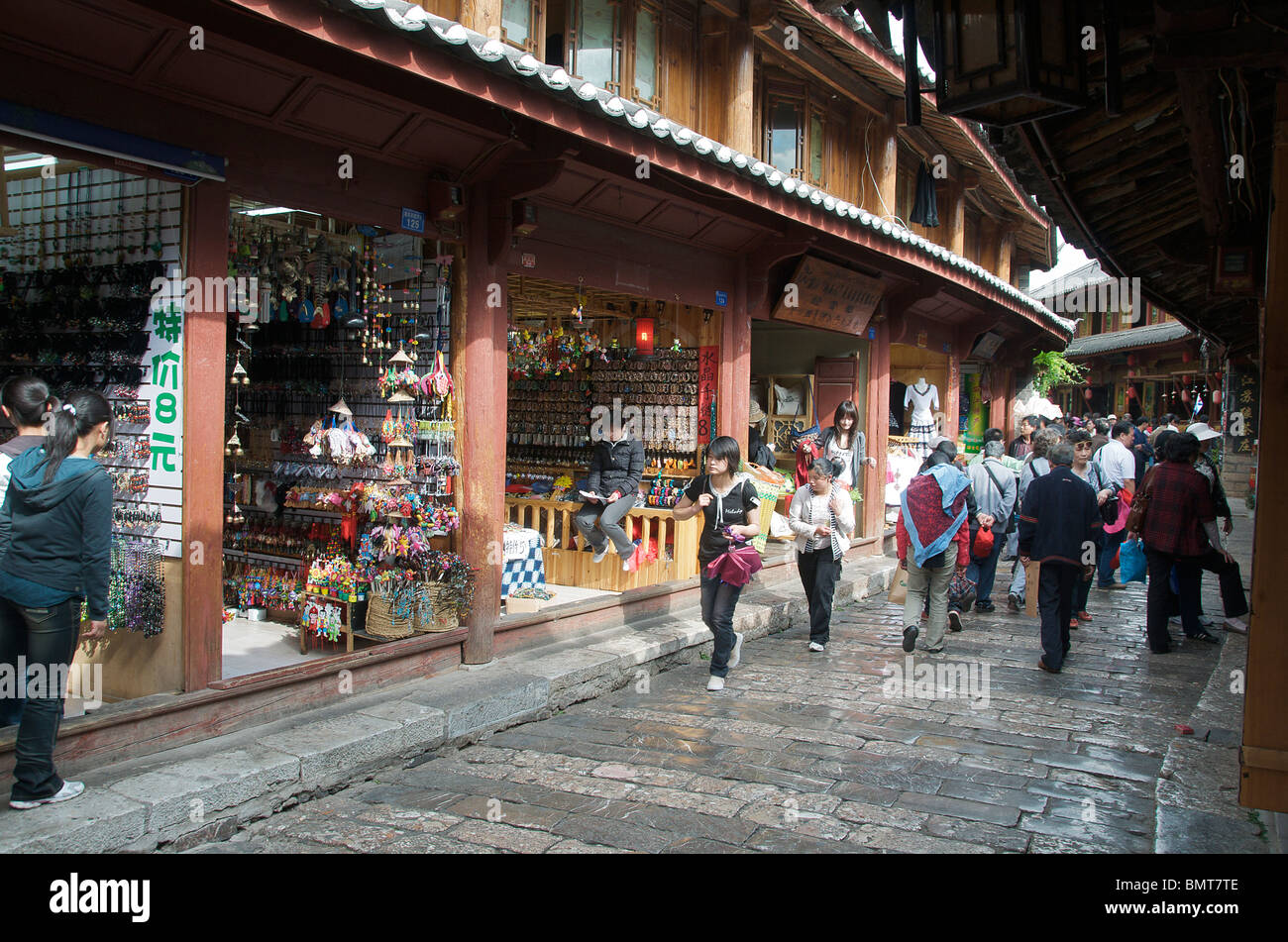Negozi e street Lijiang in città vecchia Cina Yunnan Foto Stock