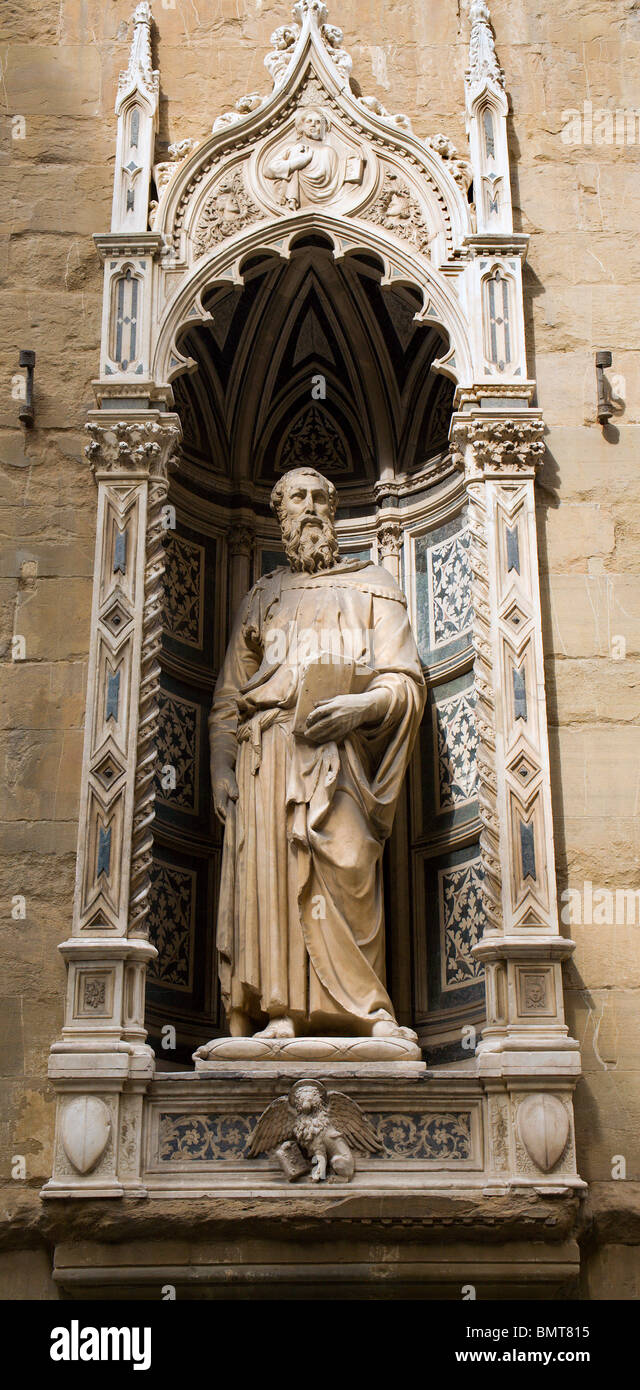 Firenze - st. Marco Evangelista di Donatello sulla facciata di Orsanmichele Foto Stock