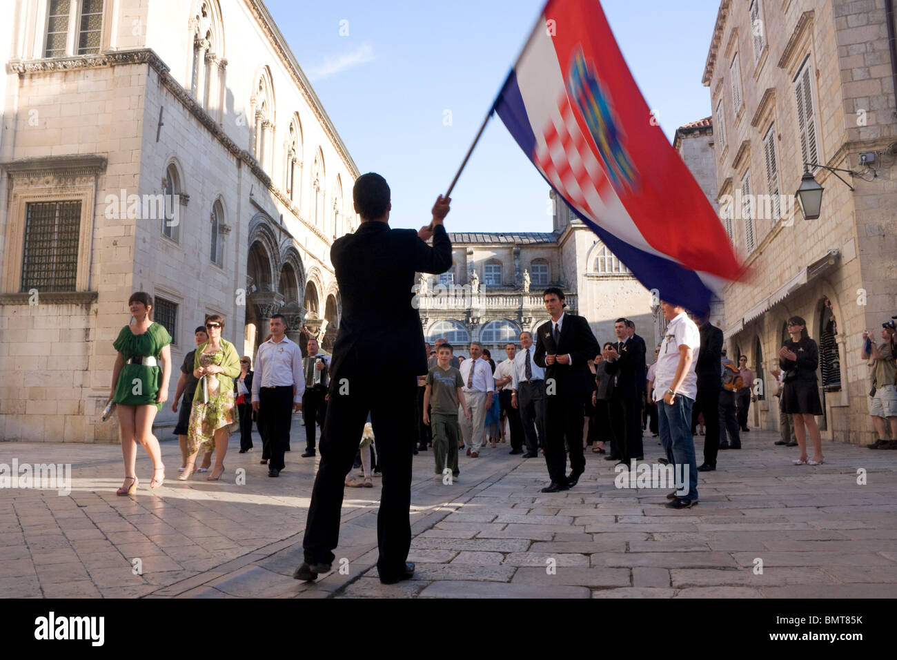 L'uomo sventola bandiera croata nel corso di una cerimonia che si terrà a Dubrovnik, Dalmazia, Croazia Foto Stock