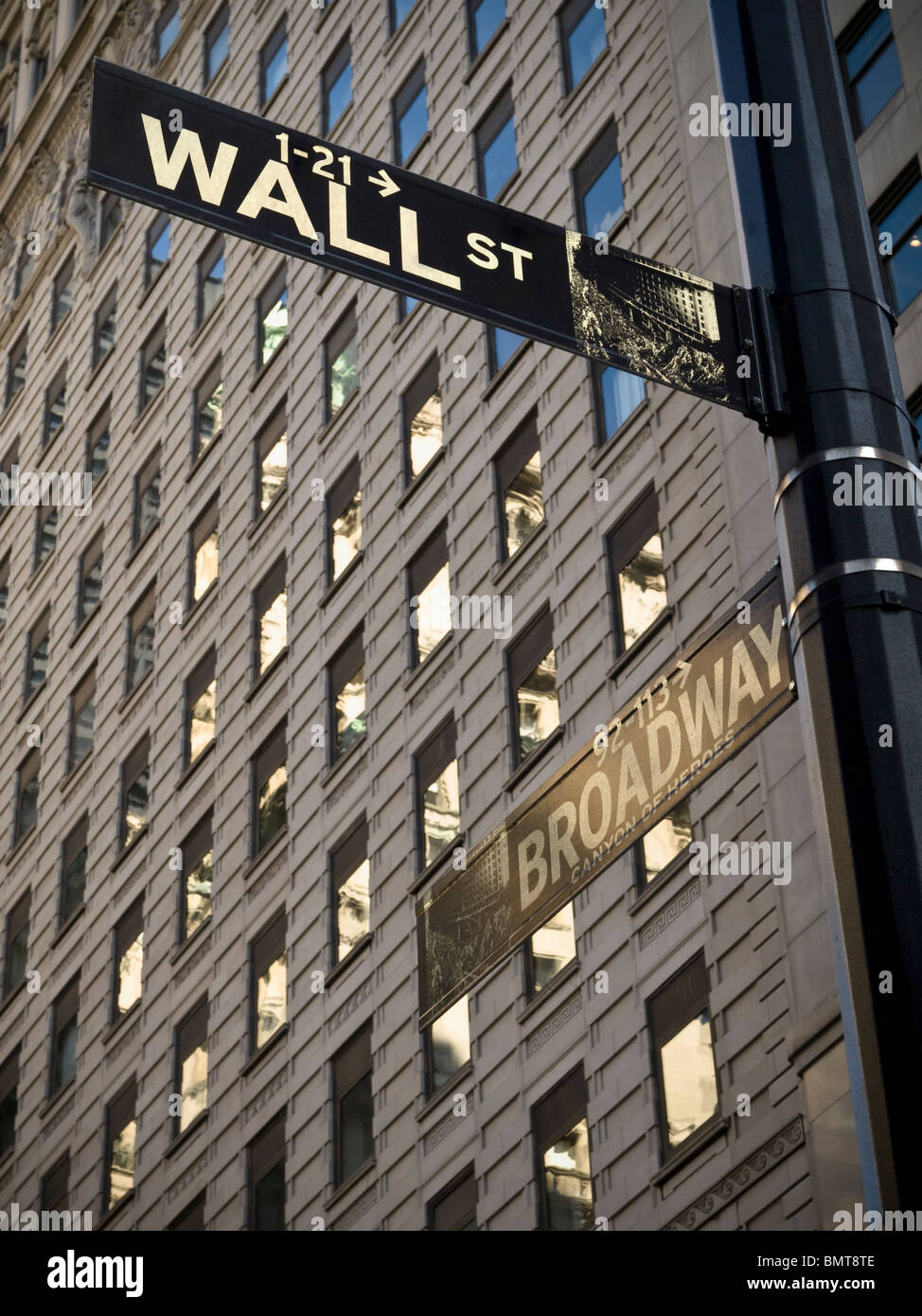 Un Wall Street segno quando essa crossover con Broadway in Manhattan New York. Foto Stock