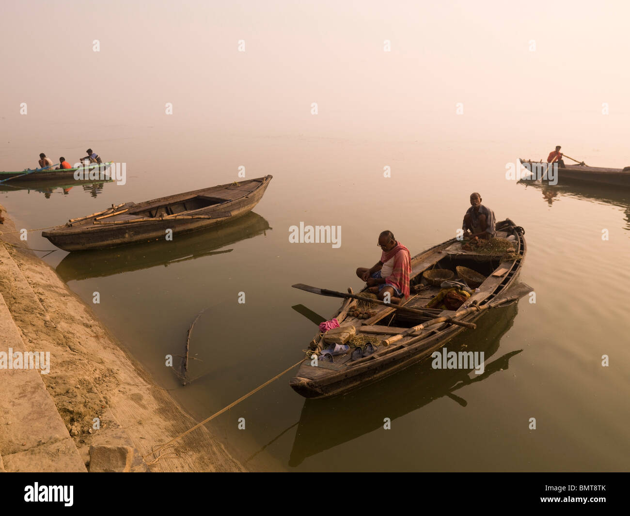 Il Gange,Varanasi,l'India;persone in viaggio in barche sul fiume Foto Stock