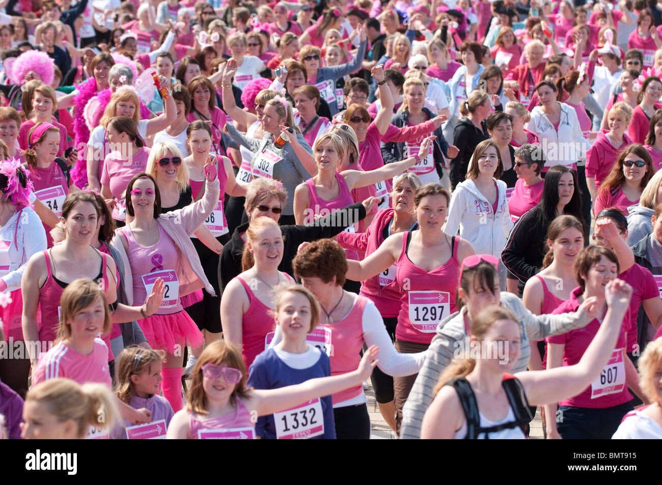 Le donne che prendono parte all'annuale per la ricerca contro il cancro carità fund raising CORSA PER LA VITA ABERYSTWYTH 16 maggio 2010 Foto Stock Le donne che prendono parte all'annuale per la ricerca contro il cancro carità fund raising CORSA PER LA VITA ABERYSTWYTH 16 maggio 2010 Foto Stock