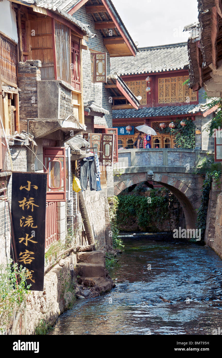Canal e ponte Lijiang in città vecchia Cina Yunnan Foto Stock