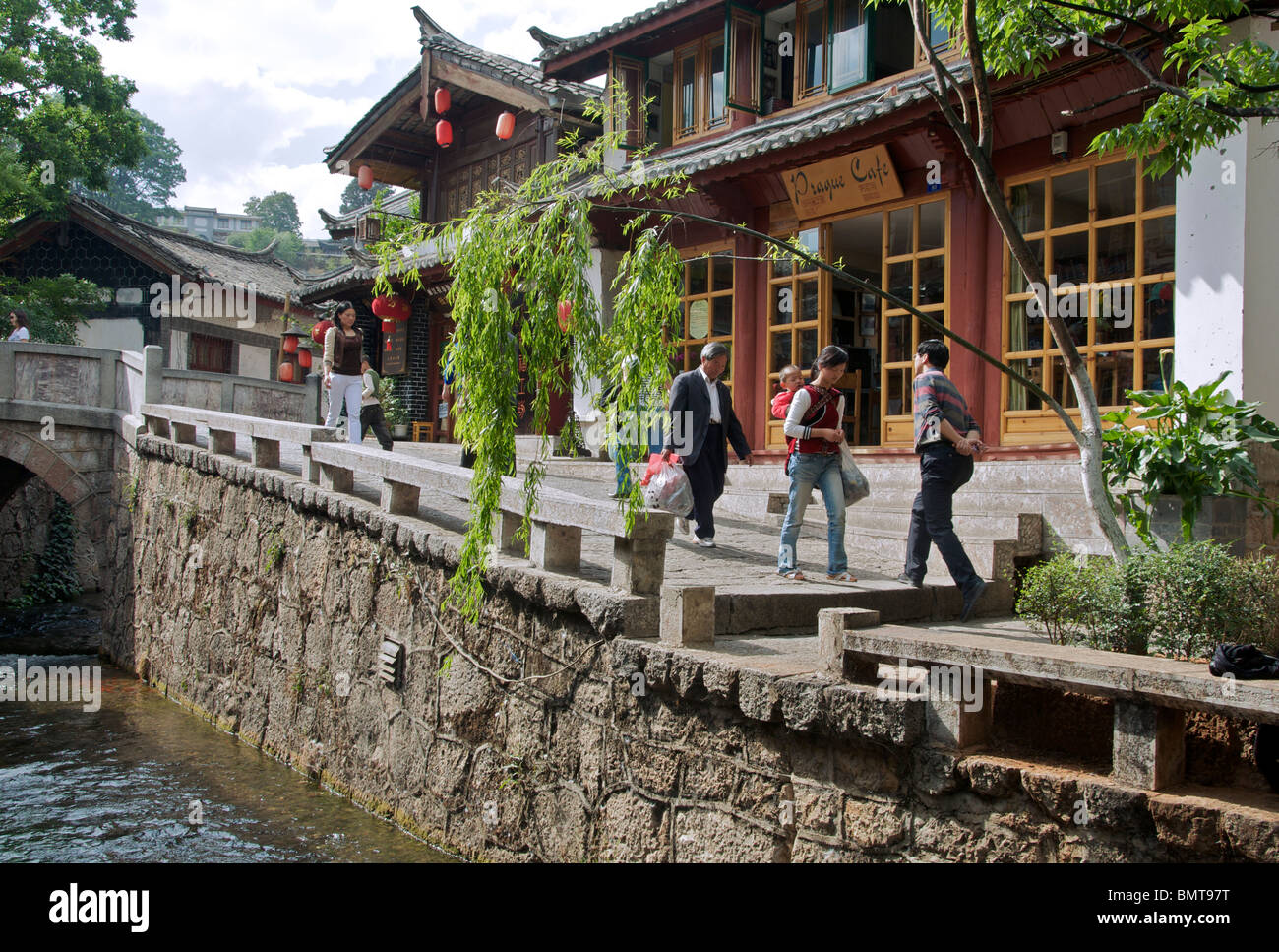 Canal e cafe Lijiang in città vecchia Cina Yunnan Foto Stock