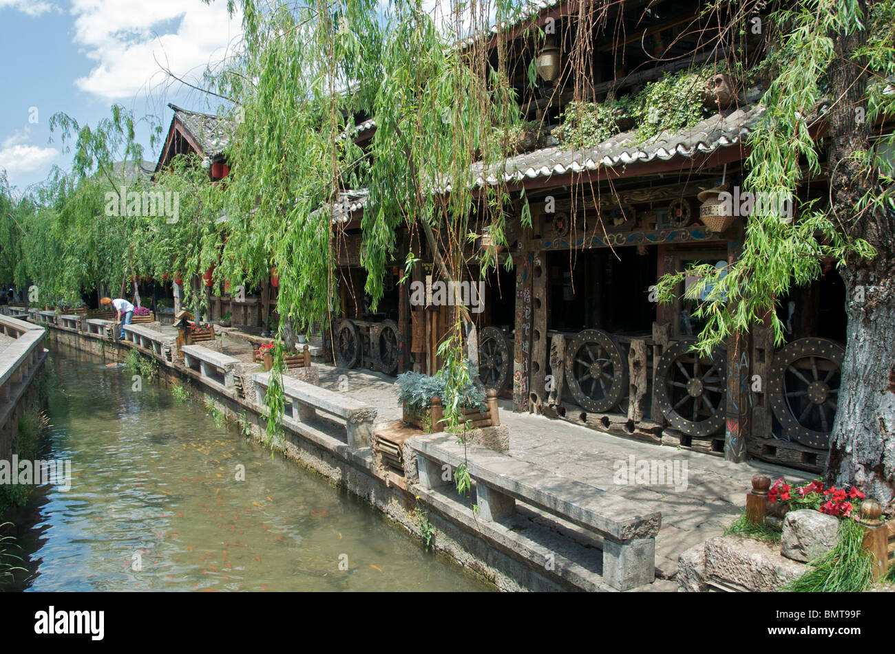 Canal anf negozi Lijiang in città vecchia Cina Yunnan Foto Stock