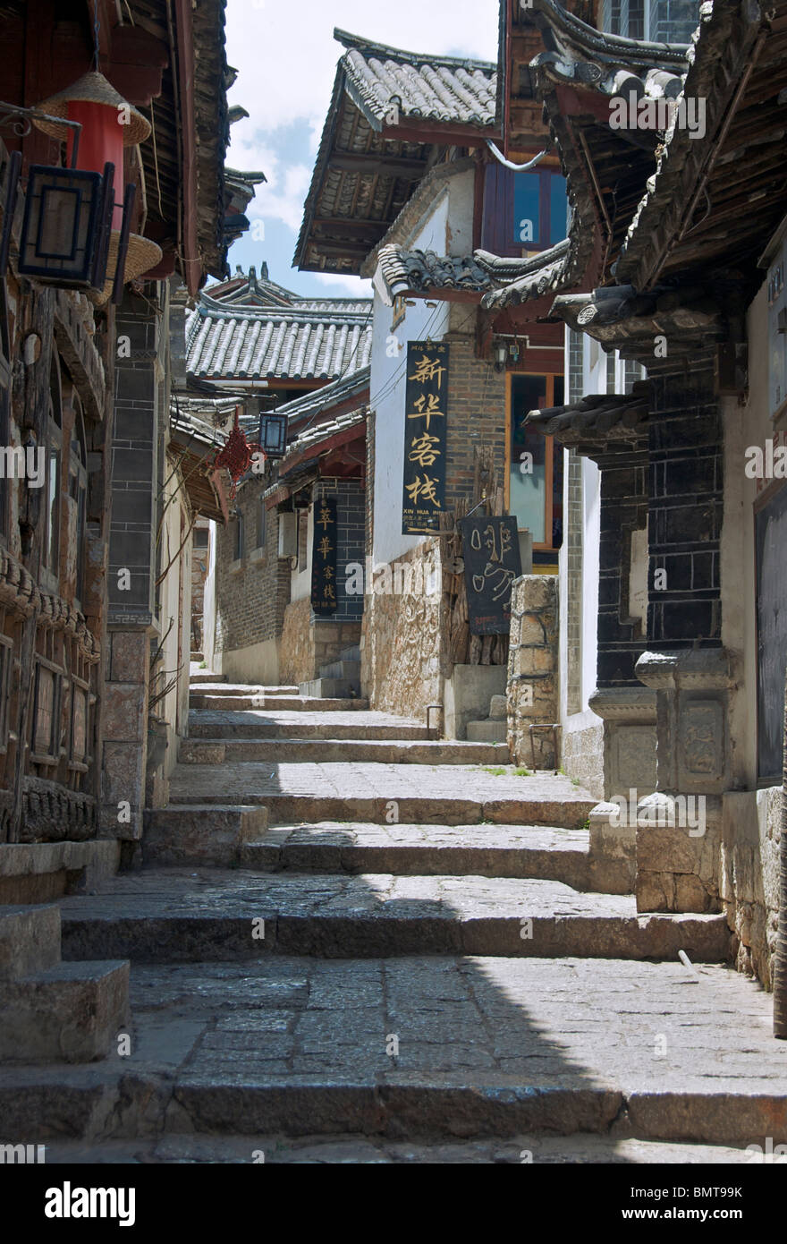 Svuotare strada stretta Lijiang in città vecchia Cina Yunnan Foto Stock