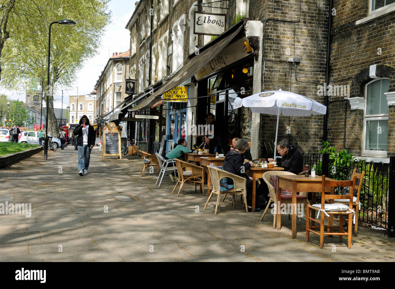Persone che mangiano fuori Elbows Café in una parte alla moda di Hackney Londra Inghilterra Regno Unito Foto Stock