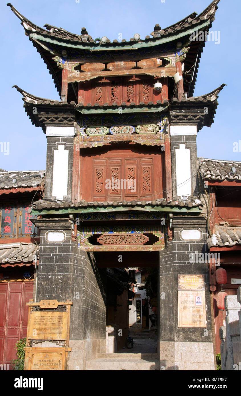 Torre Kegong Memorial Archway Lijiang in città vecchia Cina Yunnan Foto Stock