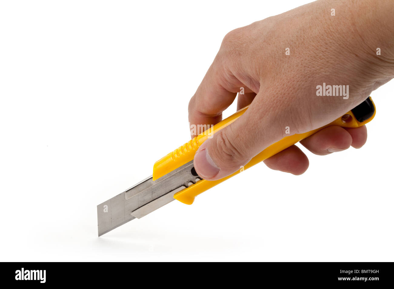 Mano che tiene un coltello, sfondo bianco Foto Stock