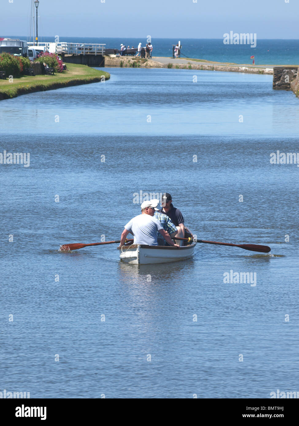 Tre uomini in una barca, Bude Canal, Cornwall, Regno Unito Foto Stock