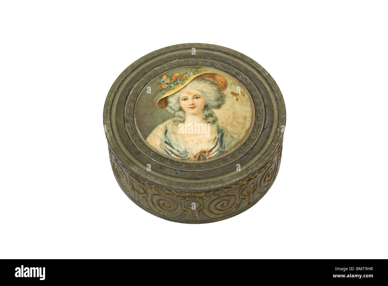 Vittoriano 20th secolo in metallo ritratto scatola di polvere con donna e cappello. Primo piano di una scatola rotonda decorativa con coperchio. Foto Stock