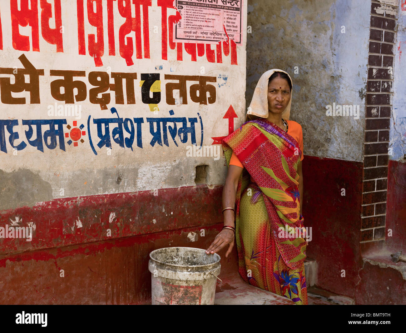 Varanasi,l'India;Ritratto di una donna al di fuori di un negozio di fronte Foto Stock