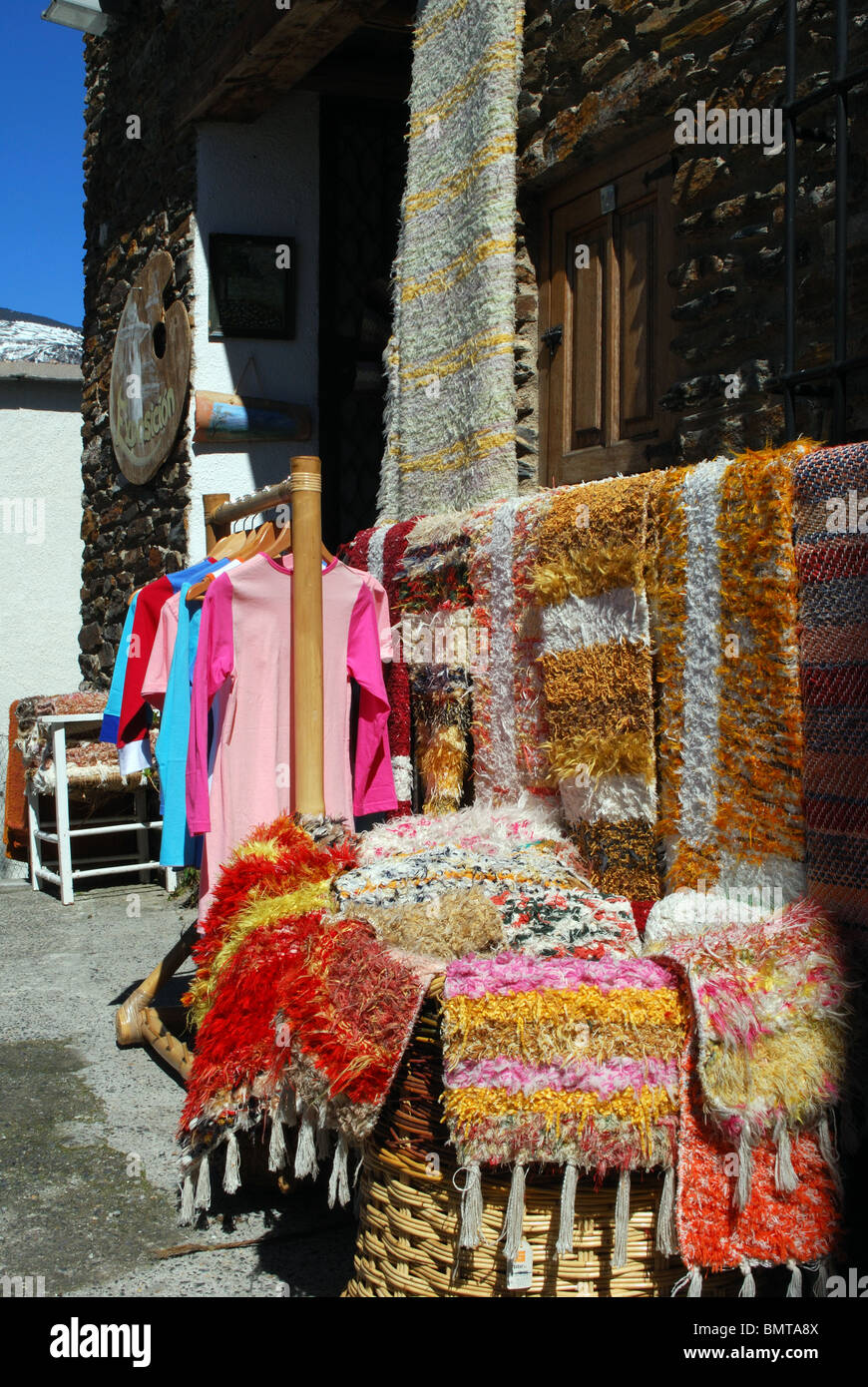 Realizzato localmente tappeti per la vendita, imbiancato village (pueblo blanco), Pampaneira, Las Alpujarras, provincia di Granada, Andalusia. Foto Stock