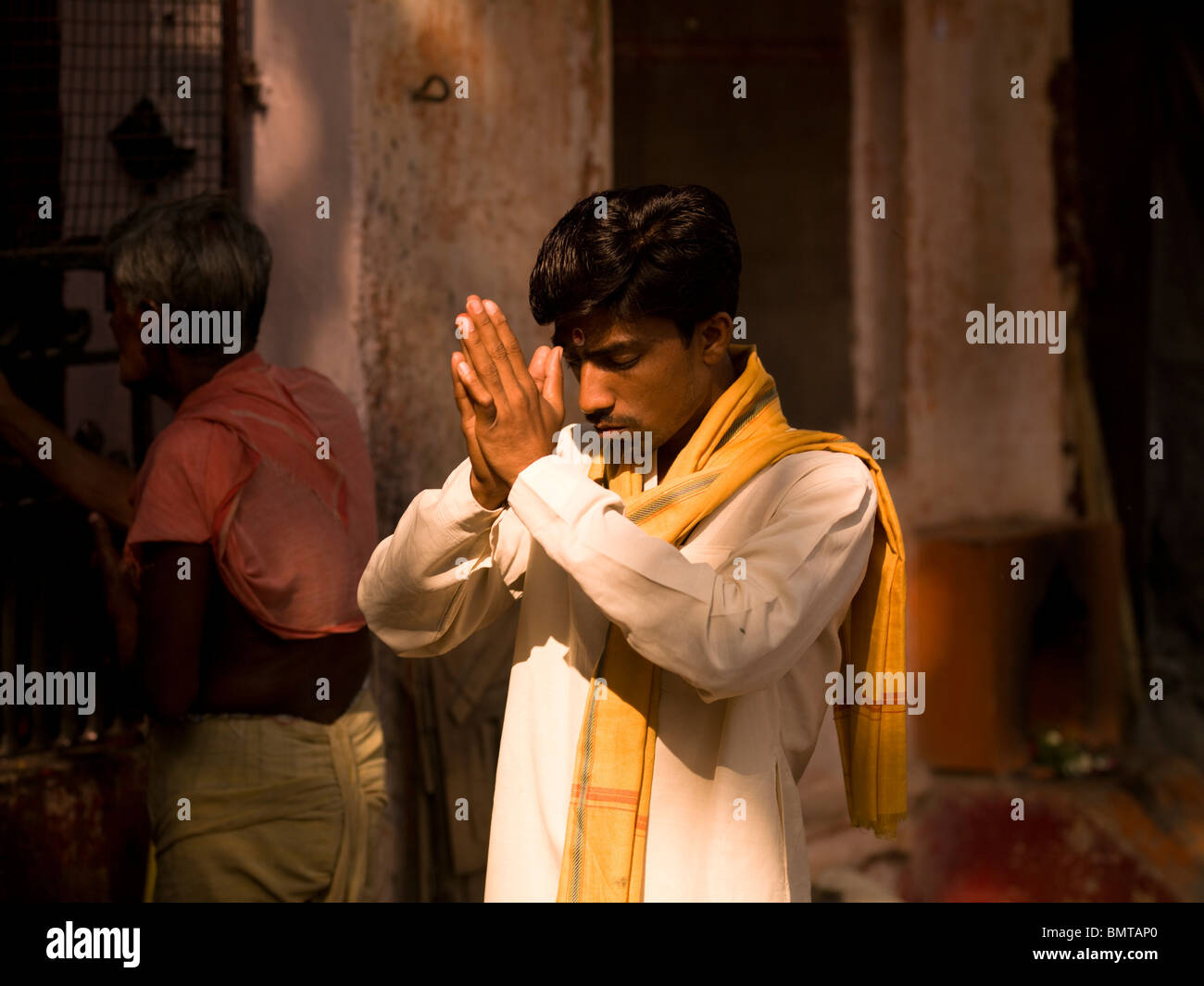 Varanasi,l'India;l'uomo pregando nel tempio Foto Stock