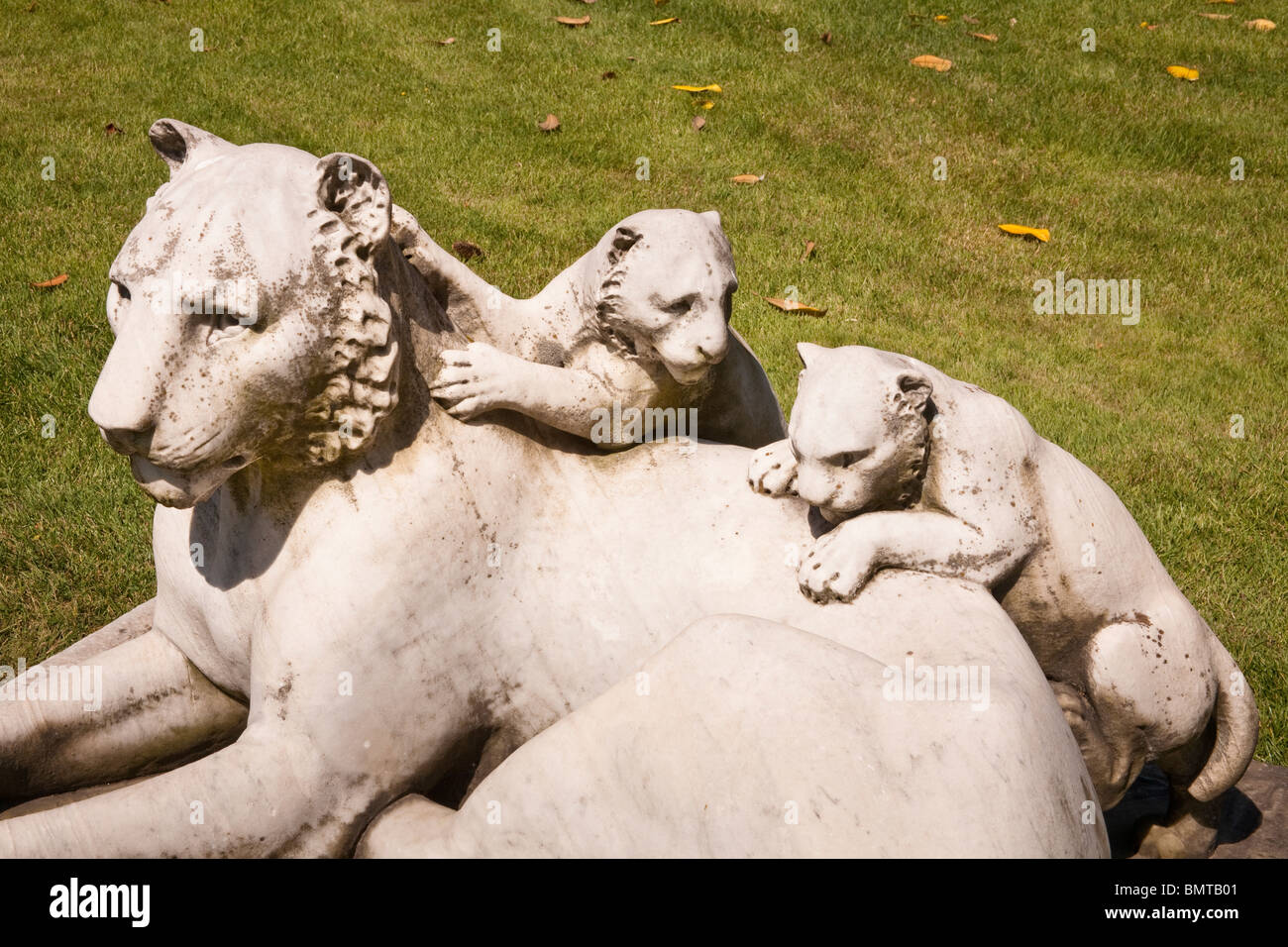 Statua di una leonessa e lion cubs nel giardino di Palazzo Dolmabahce, Istanbul, Turchia Foto Stock