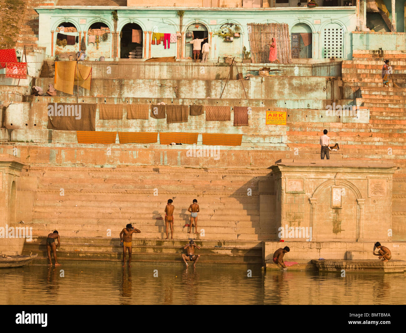 Il Gange,Varanasi,l'India;Persone balneazione nel fiume Foto Stock