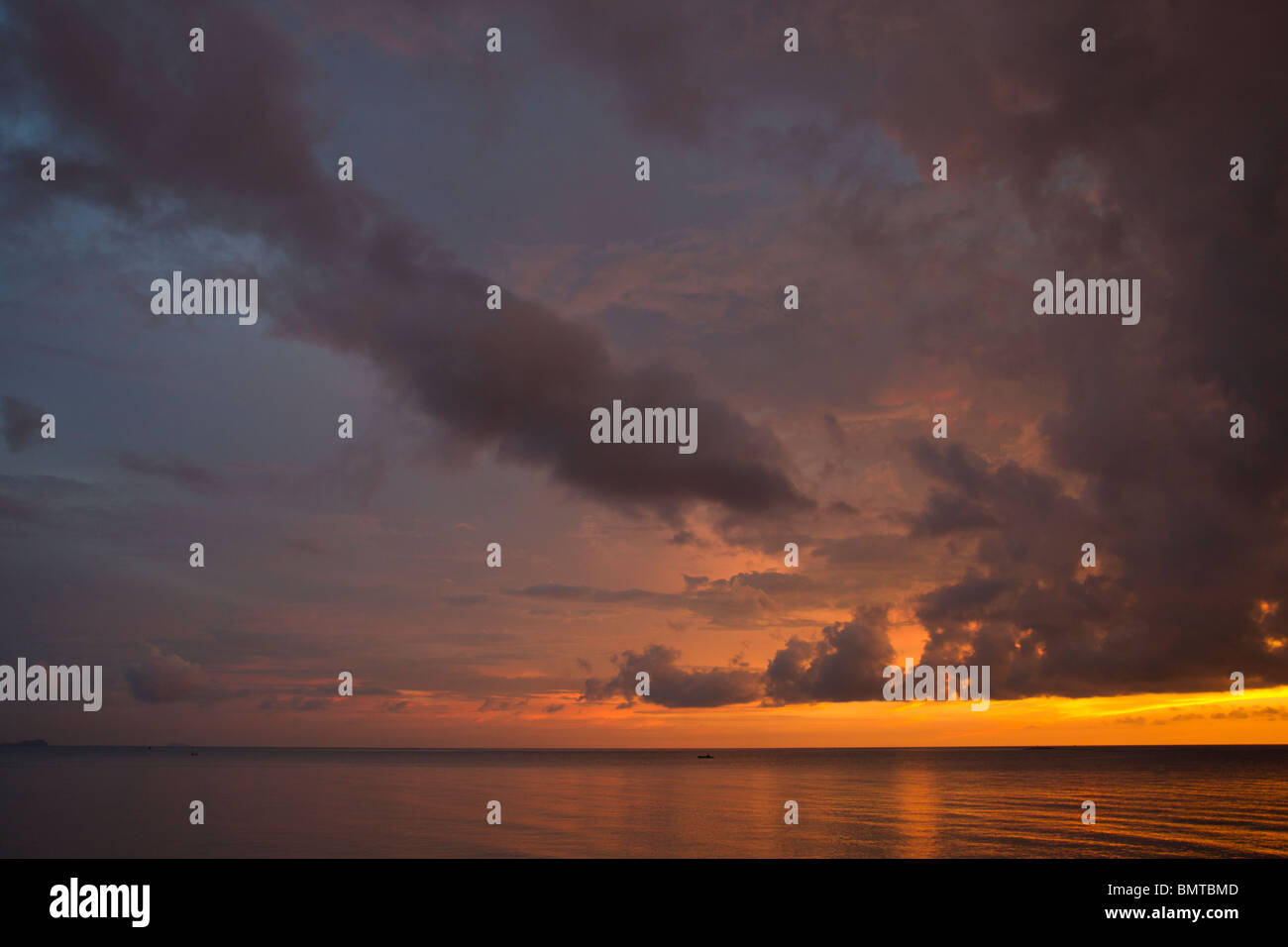 Warm colorato tramonto sul mare nella zona di Sabah, Borneo Malese. Foto Stock