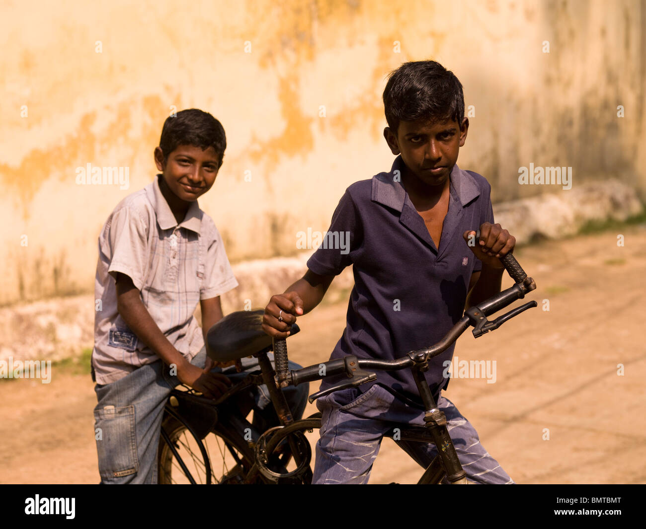 Cochin,Kerala, India;due ragazzi con una bicicletta Foto Stock