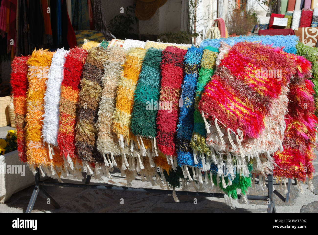 Realizzato localmente tappeti per la vendita, imbiancato village (pueblo blanco), Pampaneira, Las Alpujarras, provincia di Granada, Andalusia. Foto Stock