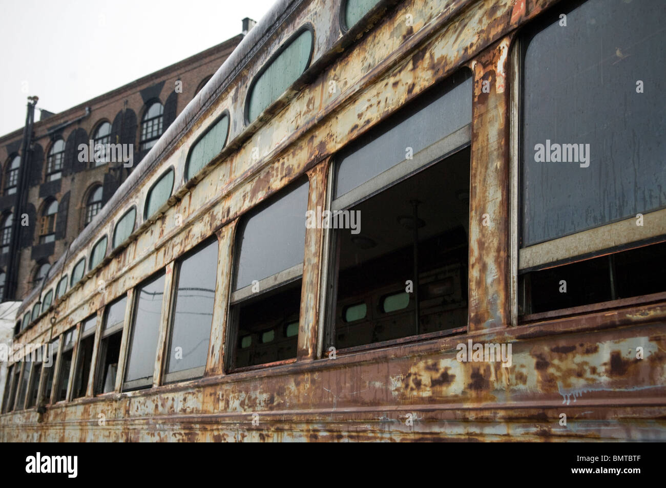 Carrelli aspettano di essere rimessa a nuovo sul lungomare in Red Hook quartiere di Brooklyn a New York Foto Stock