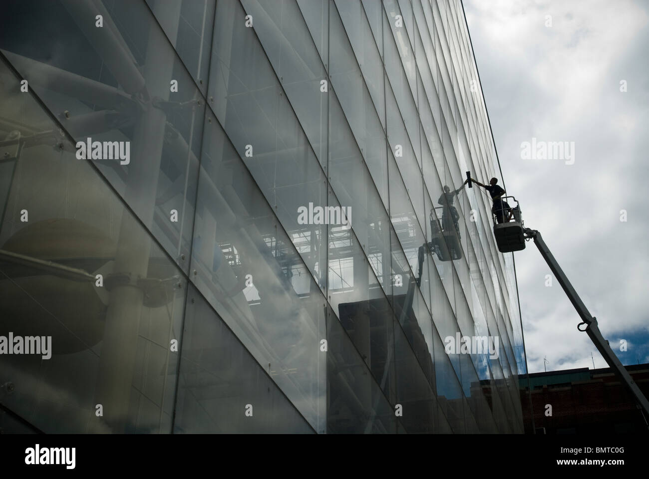 Le rondelle di finestra di pulire il vetro massiccio curtain wall presso il centro di Rose del Museo Americano di Storia Naturale di New York Foto Stock