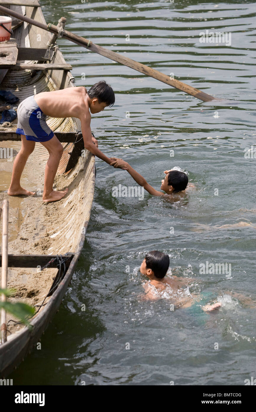 Il fiume Mekong,Vietnam;i ragazzi nuoto Foto Stock