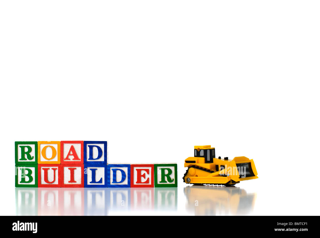 Colorata per bambini ortografia blocchi di costruttore di strada con il modello bulldozer Foto Stock
