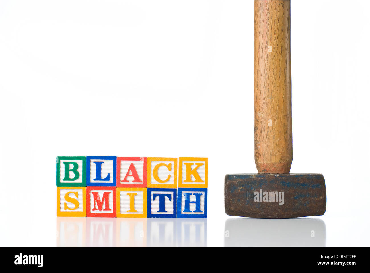 Bambini colorati blocchi del nero di ortografia Smith con un piccolo  martello slitta Foto stock - Alamy