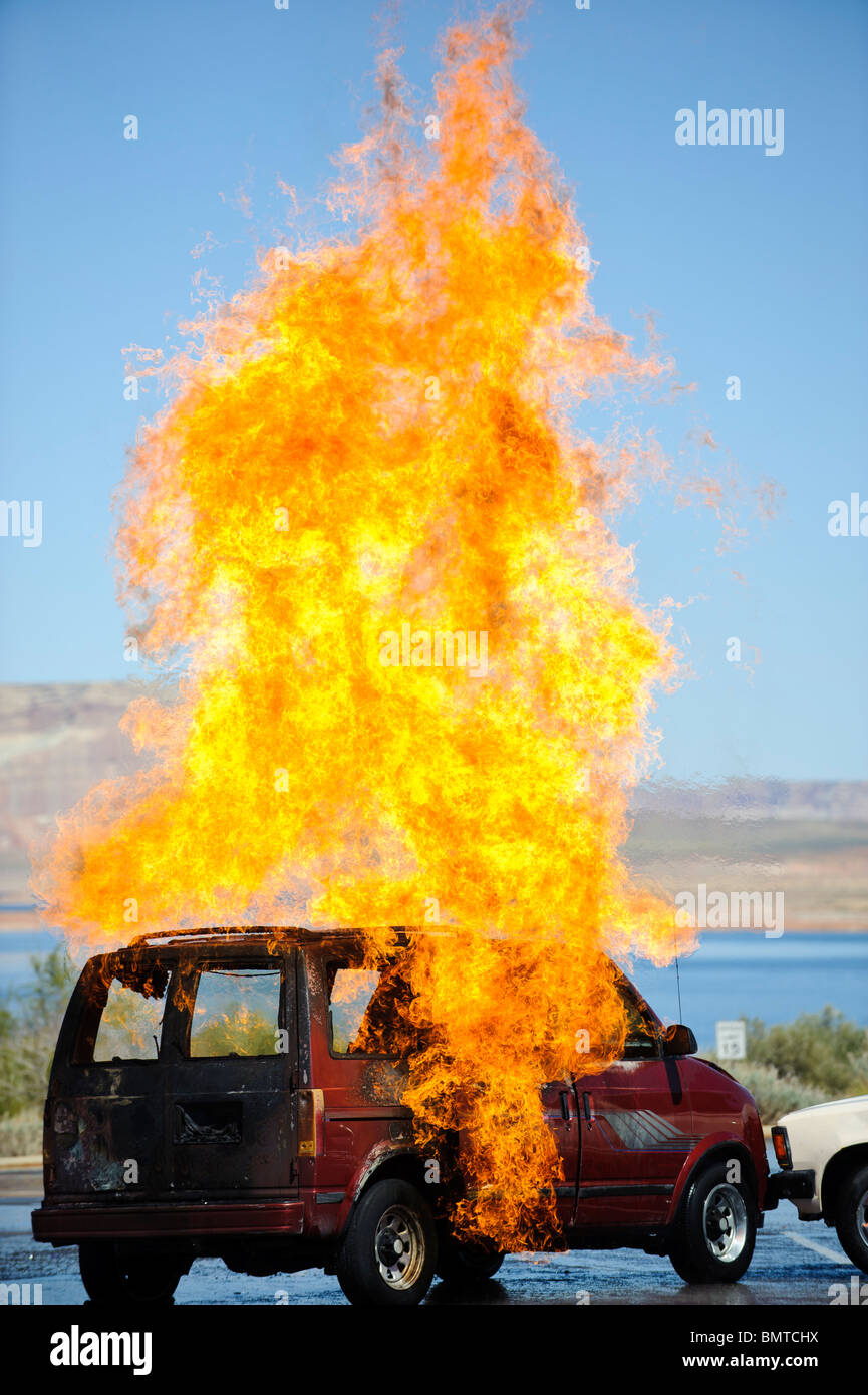 Fire esplode da un veicolo durante un esercizio di formazione. Foto Stock