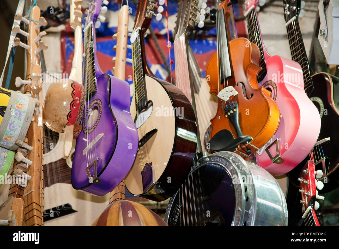 Strumenti musicali per la vendita nel Grand Bazaar, Istanbul, Turchia Foto Stock