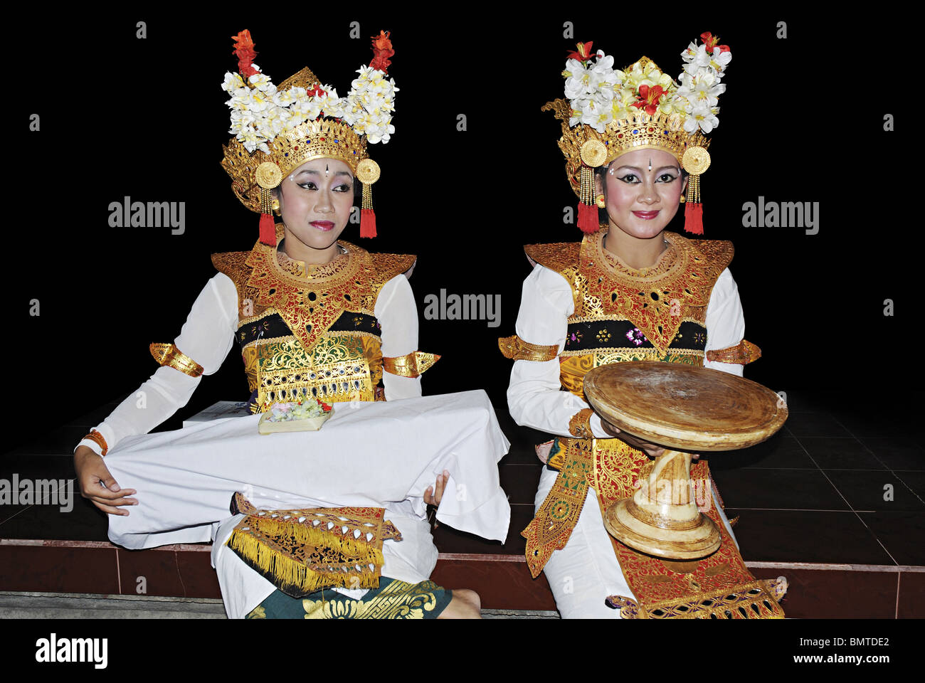 Indonesia-Bali, ragazze Balinese ottenere pronto per eseguire la danza Balinese. Foto Stock