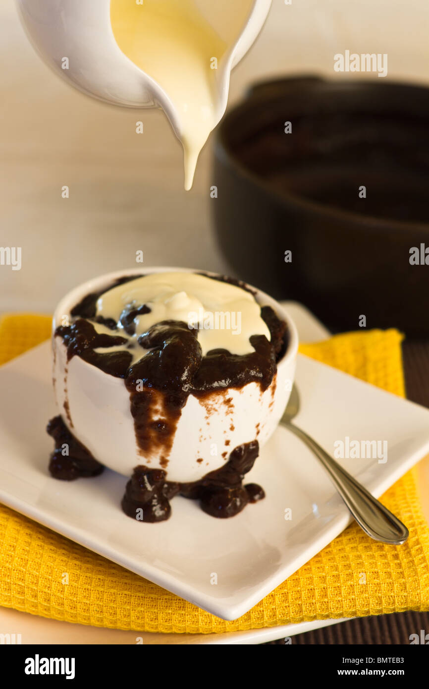Budino di cioccolato e crema di latte Foto Stock