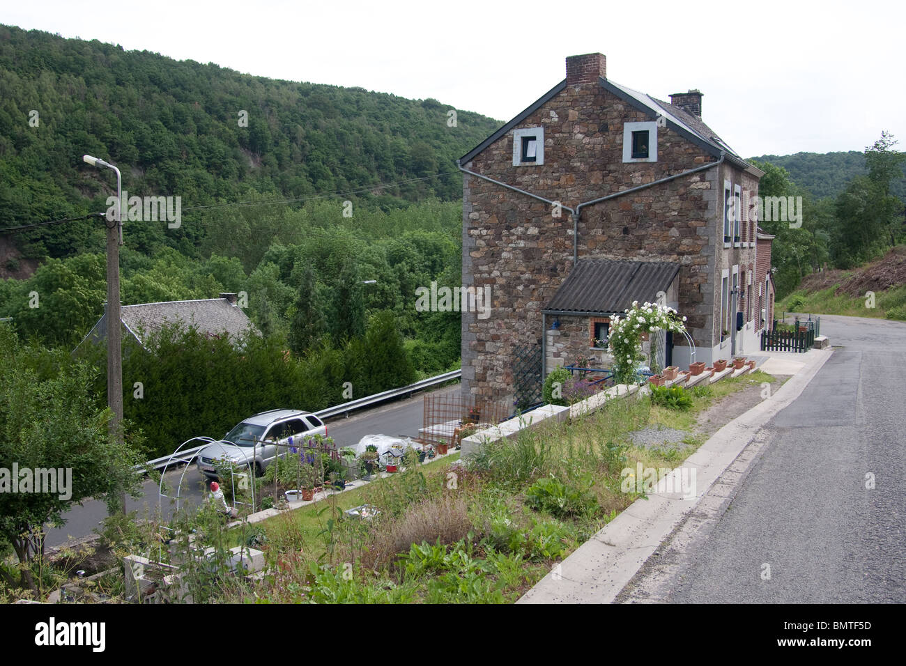 Borgo collinare house strada ripida foresta montana Foto Stock