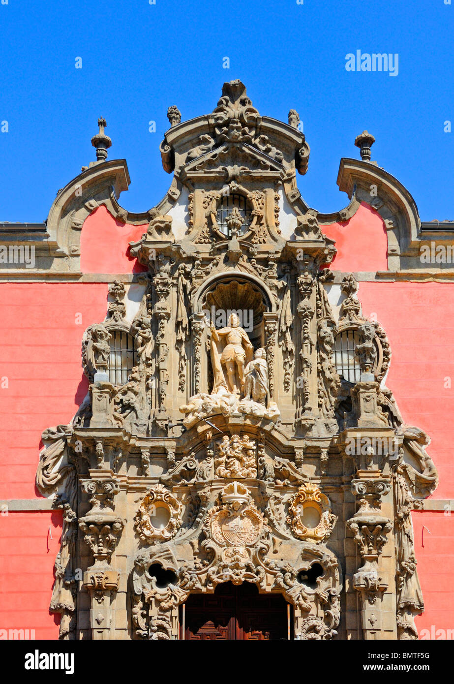 Madrid, Spagna. Il Museo Municipale / Museo de Historia / Minicipal Museo di storia. Dettaglio sopra la porta principale Foto Stock