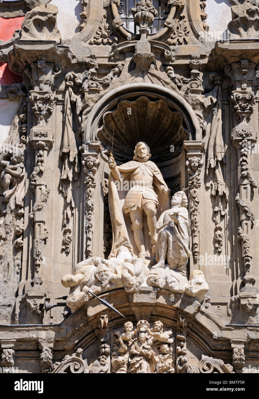 Madrid, Spagna. Il Museo Municipale / Museo de Historia / Minicipal Museo di storia. Dettaglio sopra la porta principale Foto Stock