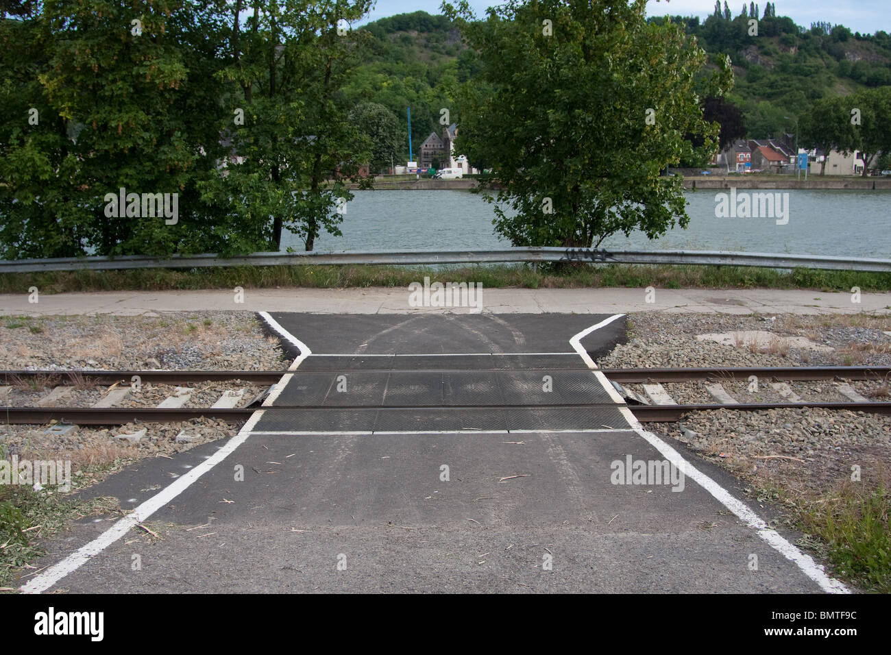 Incrocio ferroviario percorso pedonale sul fiume bike asfalto Foto Stock