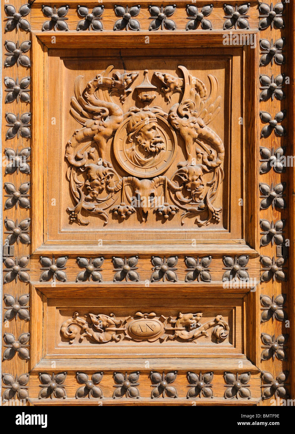 Madrid, Spagna. Dettaglio intagliato porta in legno Foto Stock