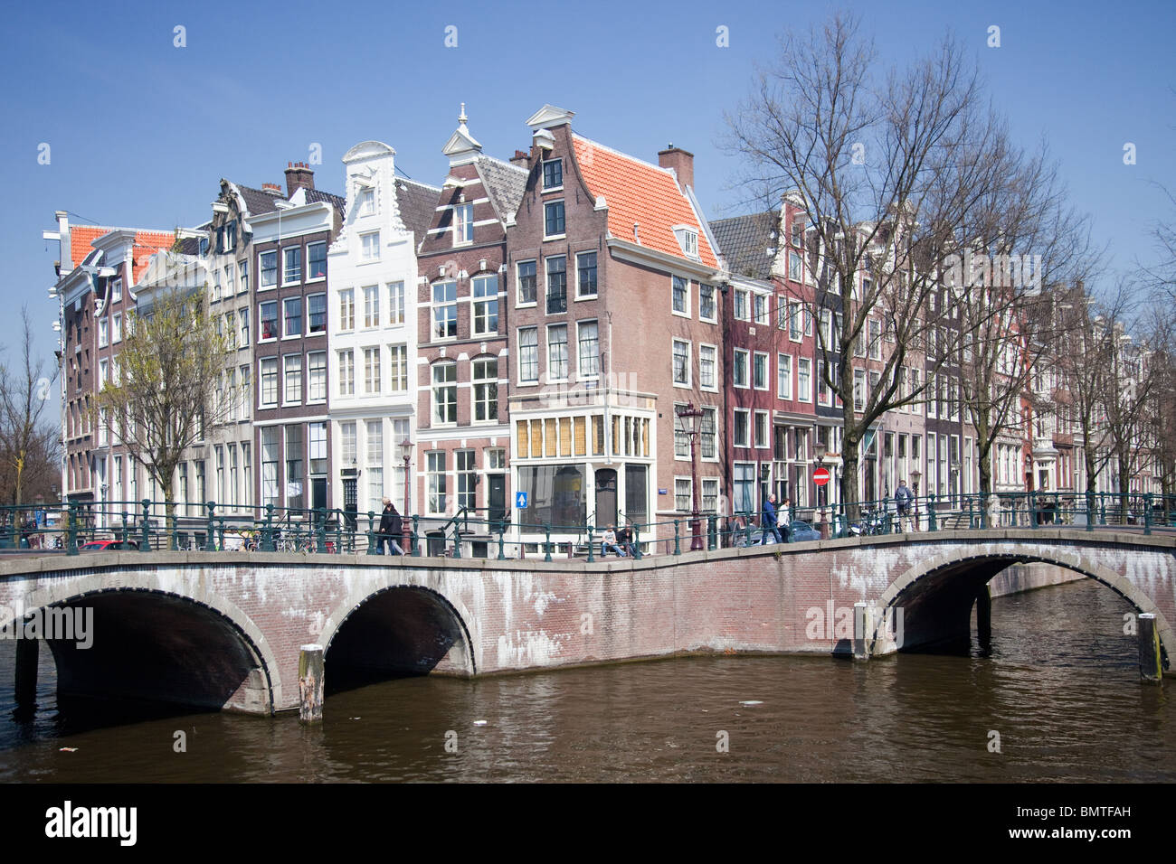 Amsterdam canal case nella città di Amsterdam, Paesi Bassi Foto Stock